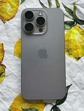 Apple iPhone 15 Pro 128 GB Titan Natur Grau - Batterie: 86 % - prima Zustand